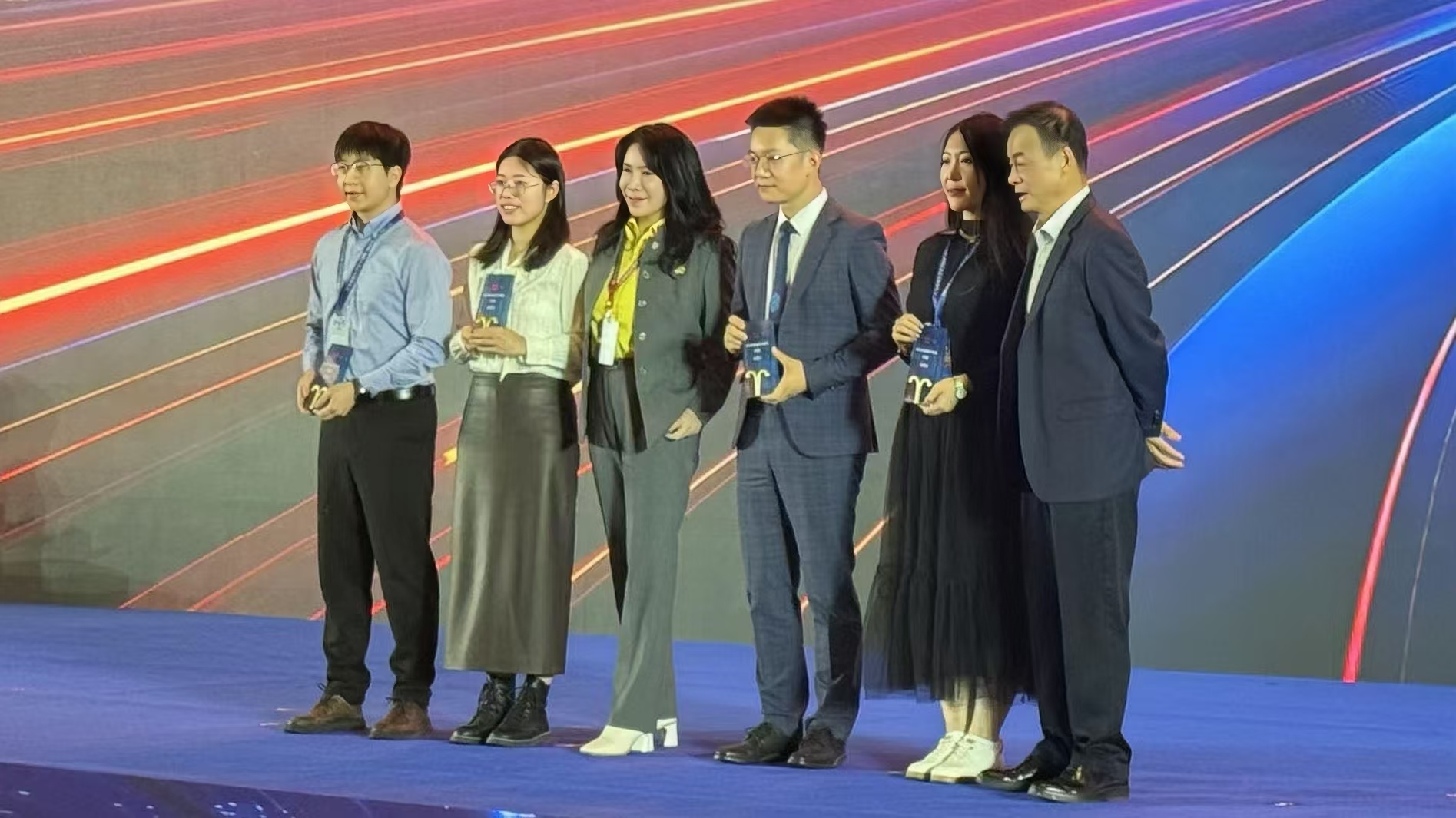 倍头条 | z6com·尊龙凯时董事长权秋红受邀出席2024证券时报·新财富杂志分析师年会颁奖礼 